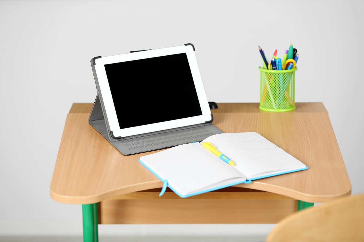 Une table avec une tablette